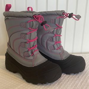 NWOT North Face Waterproof snow boots. Youth size 1.